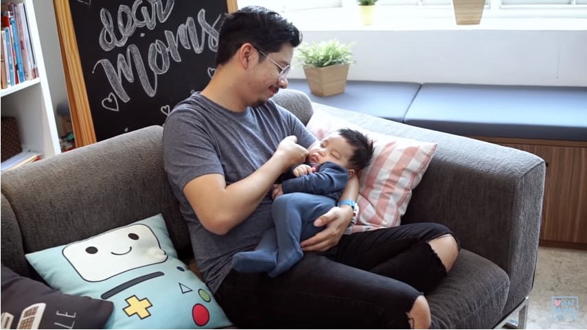 cara menggendong bayi 8 bulan yang benar