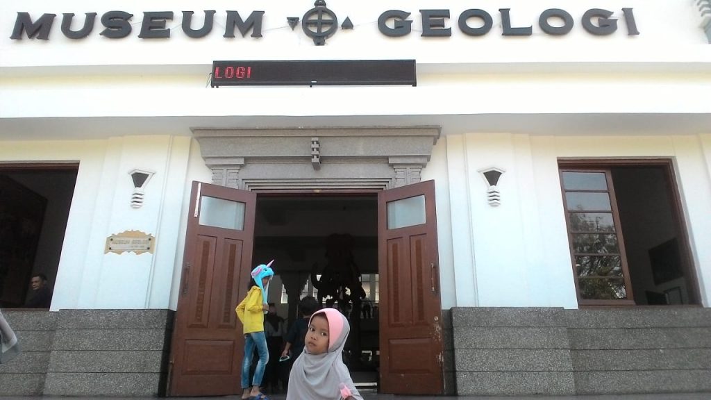 museum geologi bandung buka jam berapa