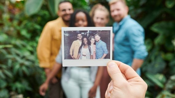 Membawa Kenangan Hidup: Dampak Kertas Polaroid dalam Menciptakan Kenangan Fisik di Era Digital
