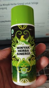 minyak herba sinergi untuk telinga berdengung