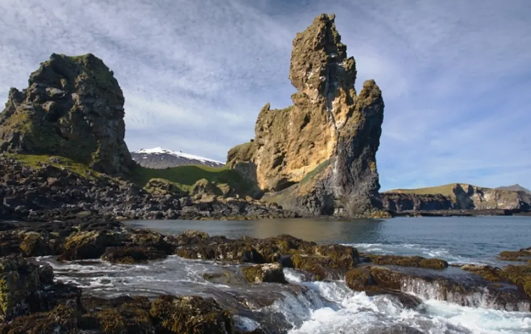 Keindahan Londrangar Basalt Cliffs