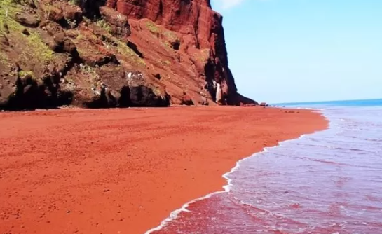 Keindahan Pantai Red Beach